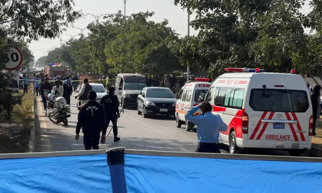 اسلام آباد کچہری میں خودکش دھماکا، زخمیوں کی مدد کرتے ہوئے نوجوان کی ویڈیو وائرل