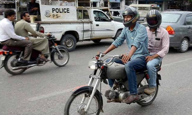 کراچی میں ہیلمٹ قوانین مزید سخت، موٹر سائیکل سواروں کے لیے نئی شرط عائد