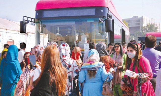 پنک بس کے نئے روٹ کا آغاز، سندھ حکومت نے کراچی کی خواتین کو خوشخبری سنا دی