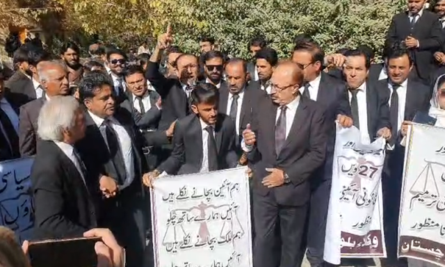 کوئٹہ میں وکلا کا آئینی ترامیم کے خلاف احتجاجی مظاہرہ