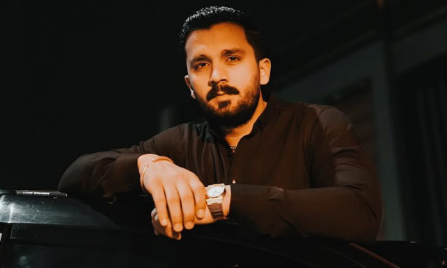 ’بیٹا نشے میں نہیں، دوا کے اثر میں تھا‘، شراب نوشی کے الزام پر رجب بٹ کی والدہ کی وضاحت