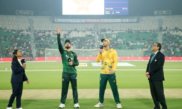 ٹی 20 سیریز: تیسرے میچ میں پاکستان کا جنوبی افریقہ کے خلاف ٹاس جیت کر فیلڈنگ کا فیصلہ