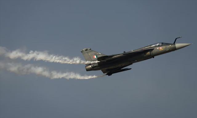 بھارتی لڑاکا طیارے کی زمین بوسی کے لمحات، پائلٹ کس کام میں ناکام رہا