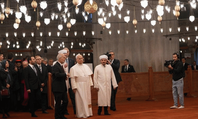 پوپ لیو کی پہلے غیرملکی دورے کے دوران استنبول کی مشہور سلطان احمد مسجد آمد
