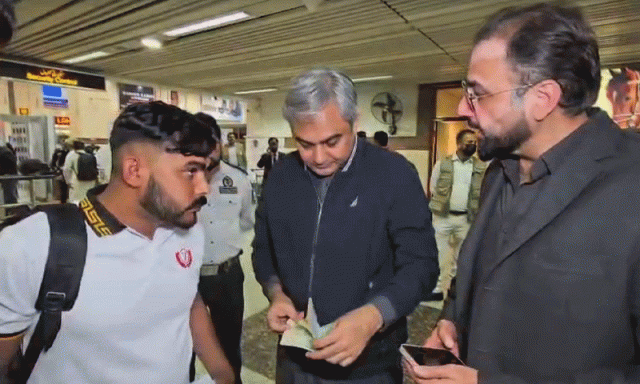 وزیرداخلہ محسن نقوی اور وزیر اوورسیز پاکستانیز سالک حسین کا لاہور ایئرپورٹ کا اچانک دورہ