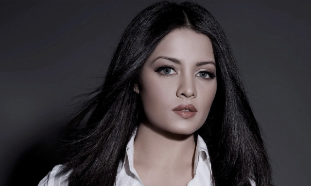 ’سابق مس انڈیا کو شوہر نے دھمکی دی کہ تمہارا چہرہ بگاڑ دوں گا‘، وکیل کا انکشاف