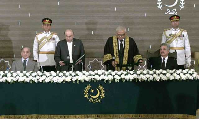 جسٹس امین الدین خان نے وفاقی آئینی عدالت کے پہلے چیف جسٹس کے طور پر حلف اٹھا لیا