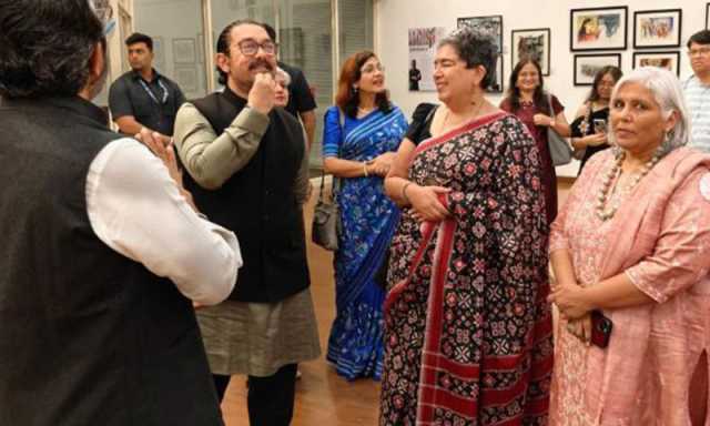 عامر خان کی سابق اہلیہ رینا دتّا کے فن پاروں کی نمائش میں حیرت انگیز شرکت