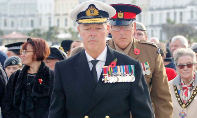 نقلی میڈلز لگا کر یادگاری تقریب میں شریک جعلی ایڈمرل اصل میں کون تھا، کیسے بے نقاب ہوا؟