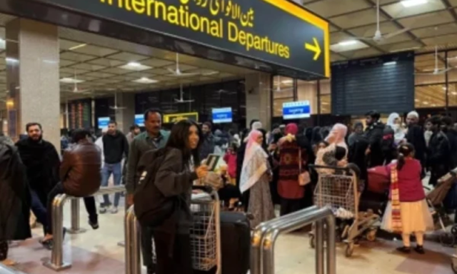 مسافروں کی کلیئرنس اب چند منٹوں میں مکمل، لاہور ایئرپورٹ پر جدید ’سیلف بورڈنگ مشینیں‘ لگ گئیں