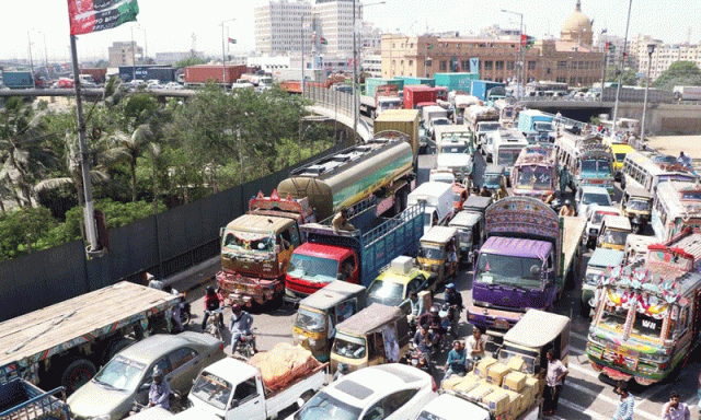 اب ہیوی گاڑیوں کا کنٹرول ٹریفک پولیس کے ہاتھ میں ہوگا، حادثات میں کتنی کمی آئے گی؟