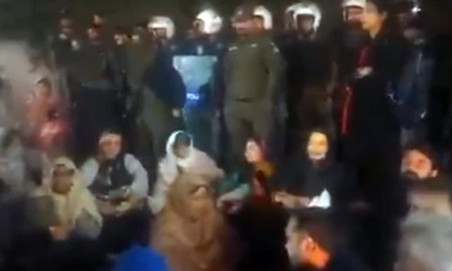 عمران خان سے ملاقات نہ کرانے پر بہنوں نے اڈیالہ جیل کے باہر دھرنا دے دیا