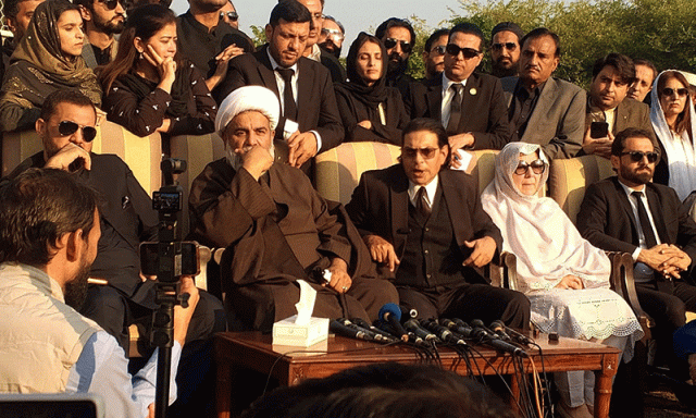 اپوزیشن اتحاد کا 27ویں ترمیم کیخلاف پارلیمنٹ ہاؤس کے باہر احتجاج، جمعہ کو یومِ سیاہ منانے کا اعلان