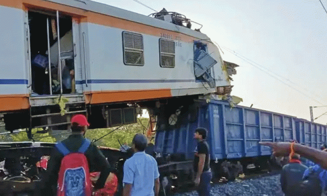 مسافر اور کارگو ٹرینوں کا خوفناک تصادم، 11 افراد جاں بحق، 20 زخمی