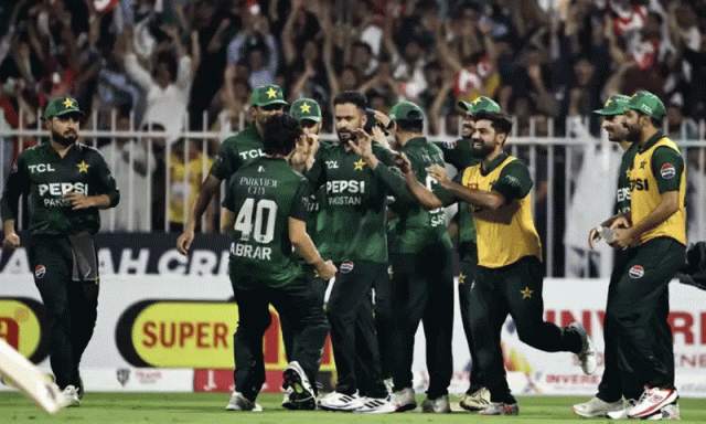 پاکستان نے سری لنکا کو فائنل میں شکست دے کر ٹی20 سہ ملکی سیریز اپنے نام کرلی