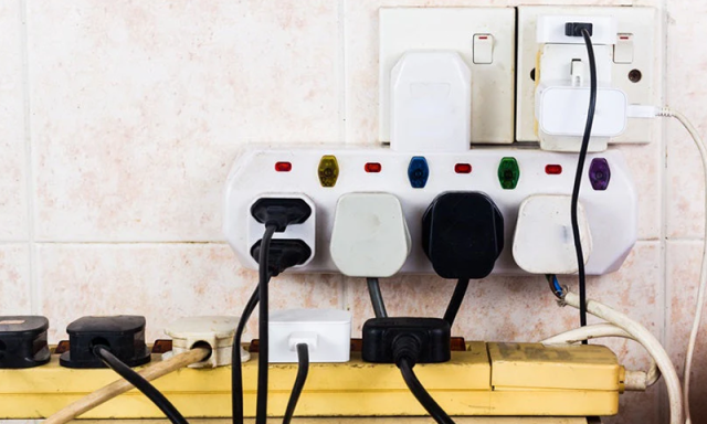 کیا چارجرز پلگ میں لگے رہنے سے بجلی ضائع ہوتی ہے؟