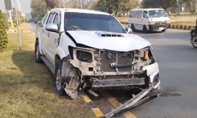 اسلام آباد میں لگاتار دوسرے دن حادثہ، ایک اور ویگو ڈالہ موٹرسائیکل سواروں پرچڑھ گیا