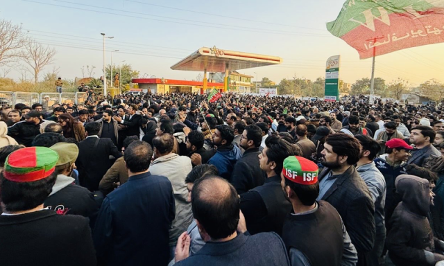 پی ٹی آئی کا اسلام آباد ہائیکورٹ کے بعد اڈیالہ جیل کے باہر احتجاج جاری