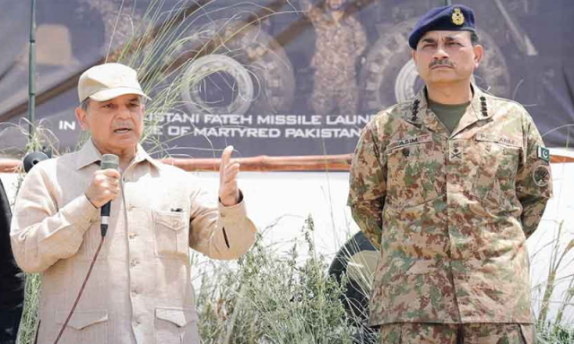 ’ملک کا دفاع مزید مضبوط ہوگا‘، وزیراعظم کی فیلڈ مارشل کو چیف آف ڈیفنس فورسز تعیناتی پر مبارکباد