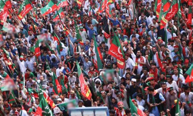 پشاور جلسہ: اسد قیصر کے خطاب کے دوران کارکنان کے ’ڈی چوک ڈی چوک‘ کے نعرے