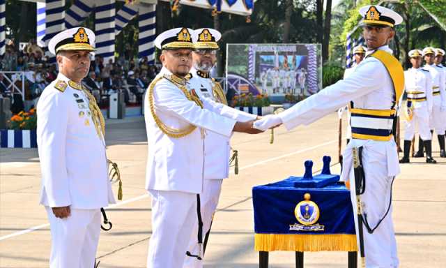 بنگلہ دیش نیول اکیڈمی میں شاندار ونٹر پریزیڈنشل پریڈ، پاس آؤٹ ہونے والے کیڈٹس کو باضابطہ کمیشن دیا گیا