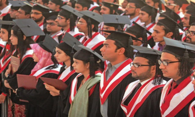 فریش گریجویٹس کے لیے ملازمت کی دنیا میں اینٹری مشکل ترین کام، وجوہات کیا ہیں؟