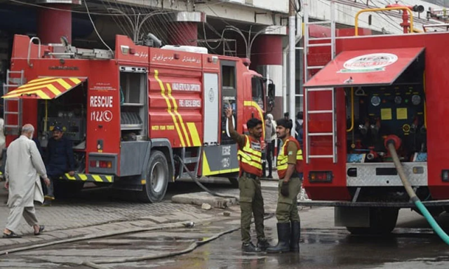 کراچی: گارمنٹس فیکٹری میں لگنے والی آگ شدت اختیار کرگئی، دیواریں گرنے لگیں