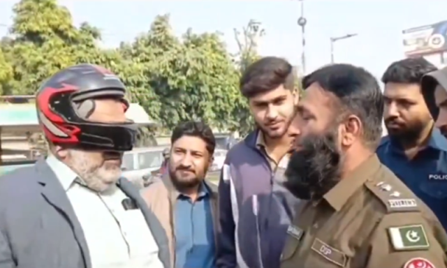 سر بڑا اور ہیلمٹ چھوٹا، شہری کا پنجاب پولیس کے سامنے انوکھا مقدمہ، ویڈیو وائرل