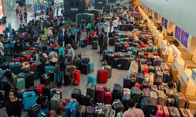 بھارت میں فضائی سفر مفلوج، انڈیگو کی ہزاروں پروازوں کی منسوخی سے افراتفری