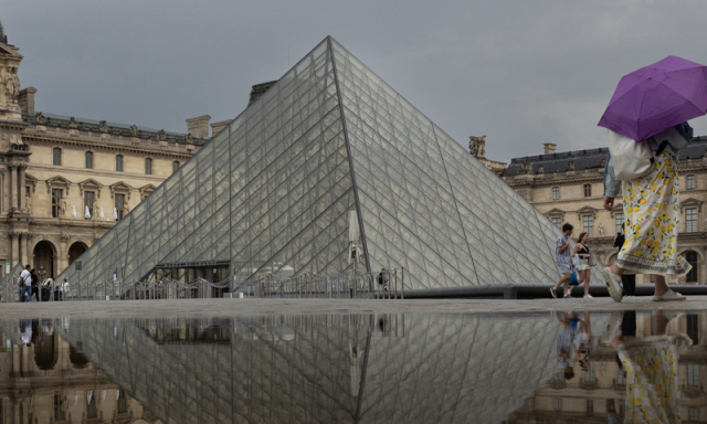 لوور میوزیم میں پانی کا رساؤ: مصری نوادرات کی سینکڑوں نایاب کتابیں متاثر