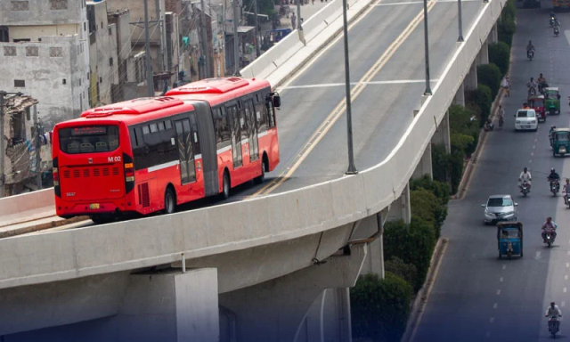 لاہور میں میٹرو بس حادثے کا شکار، سروس معطل کردی گئی