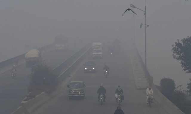 کیا لاہور میں فضائی آلودگی کی وجہ جاری ترقیاتی کام اور گاڑیوں سے نکلنے والا دھواں ہے؟