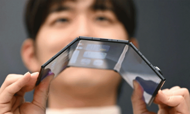 سام سنگ کا پہلا ملٹی فولڈنگ اسمارٹ فون متعارف، قیمت کتنی ہے؟