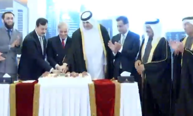 وزیراعظم شہباز شریف کی قطر کے قومی دن کی تقریب میں شرکت، کیک کاٹا