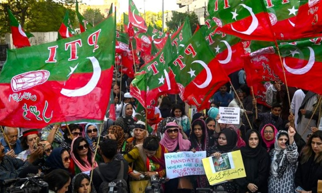 کیا حکومت نے پی ٹی آئی پر پابندی لگانے کا فیصلہ کرلیا؟ طلال چوہدری نے واضح کردیا