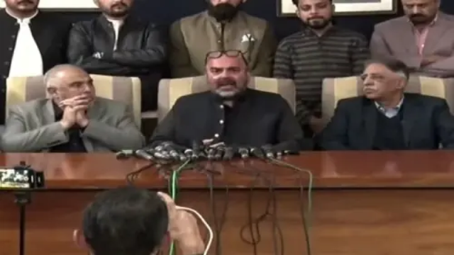 عمران خان نے پی ٹی آئی کی سیاسی کمیٹی تحلیل کر دی