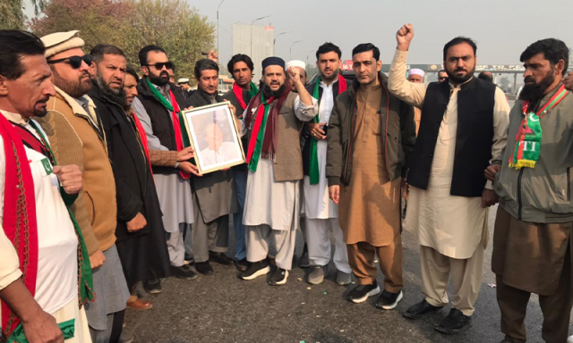 پی ٹی آئی صوابی احتجاج پر تقسیم، عمران خان کی بہنوں کی ہدایت تک موٹروے پر دھرنے کا اعلان