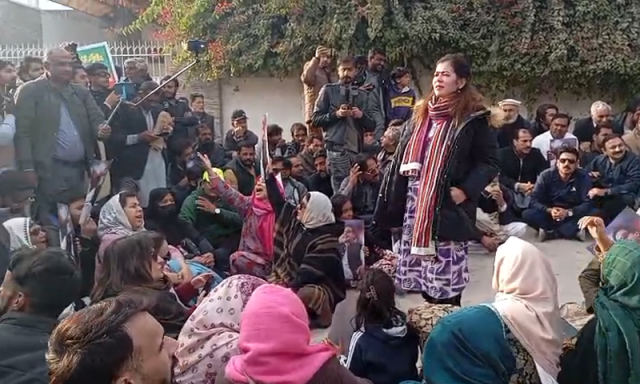 بانی پی ٹی آئی سے ملاقات میں رکاوٹ؛ علیمہ خان کا کارکنان کے ہمراہ فیکٹری ناکہ پر دھرنا