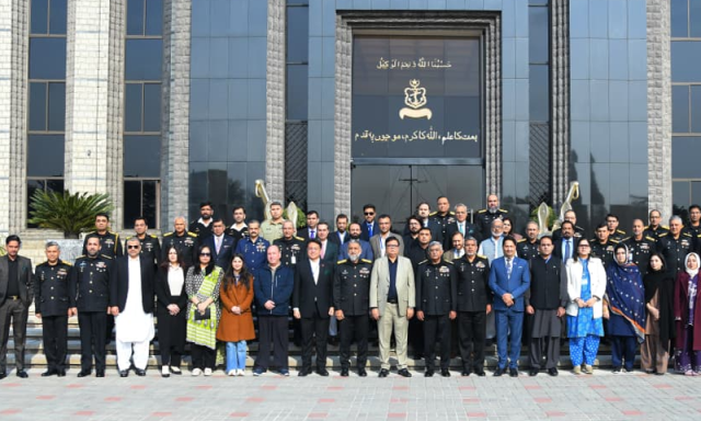 آٹھویں میری ٹائم سیکیورٹی ورکشاپ کے شرکا کا نیول ہیڈکوارٹرز کا دورہ، نیول چیف نے بریفنگ دی