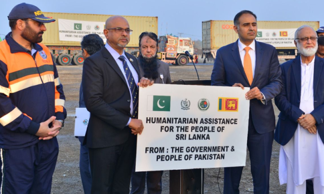 سری لنکا کے سیلاب متاثرین کے لیے امدادی سامان روانہ، مشکل کی گھڑی میں ساتھ کھڑے ہیں، وزیراعظم