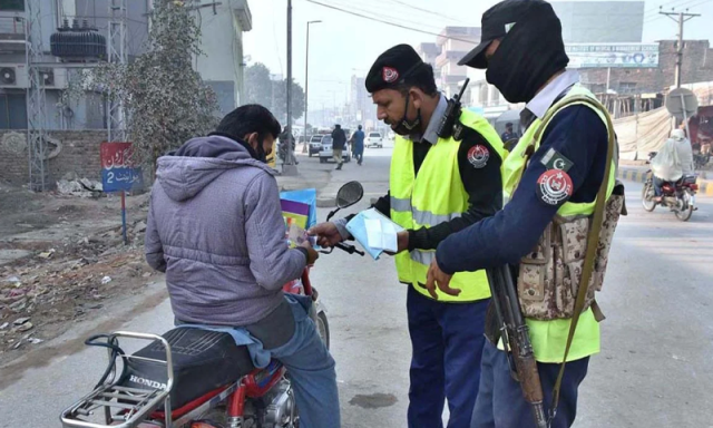 پشاور پولیس نے مسافروں کو جعلی بائیک رائیڈرز سے بچانے کے لیے بڑا فیصلہ  کرلیا