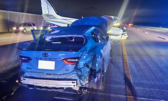 فلوریڈا میں ہنگامی لینڈنگ کے دوران طیارہ گاڑی سے ٹکرا گیا، خاتون ڈرائیور زخمی