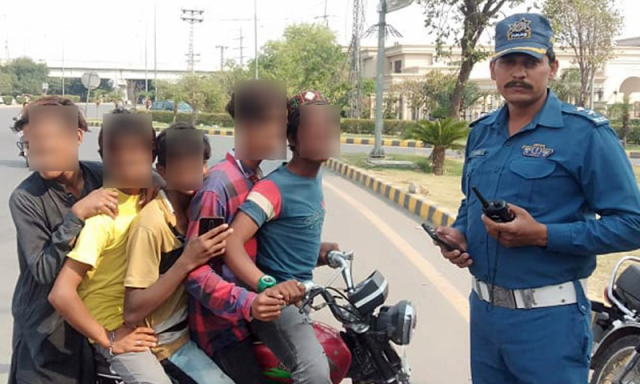 مریم نواز نے ٹریفک قوانین خلاف ورزی پر کم عمر بچوں کو گرفتار کرنے سے روک دیا