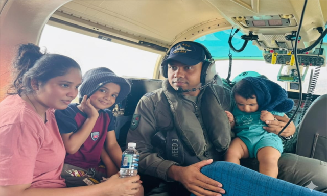 پاک بحریہ کا سری لنکا میں سیلاب ریسکیو آپریشن جاری، متاثرہ خاندان کی محفوظ منتقلی