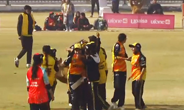 زلمی ویمن کرکٹ لیگ میں ڈرامائی صورتحال، ڈی آئی خان کے آخری گیند پر 9 رنز، دلچسپ ویڈیو وائرل