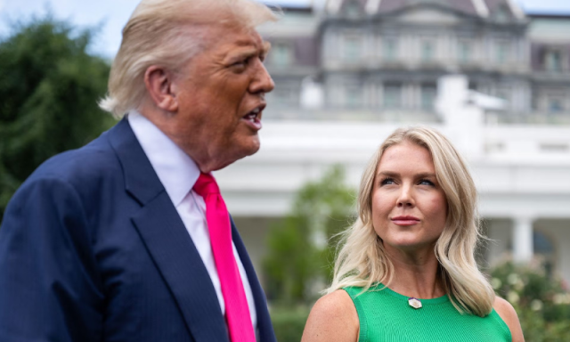 ’چہرہ خوبصورت اور ہونٹ مشین گن جیسے‘، ڈونلڈ ٹرمپ کی اپنی پریس سیکرٹری کی منفرد انداز میں تعریف