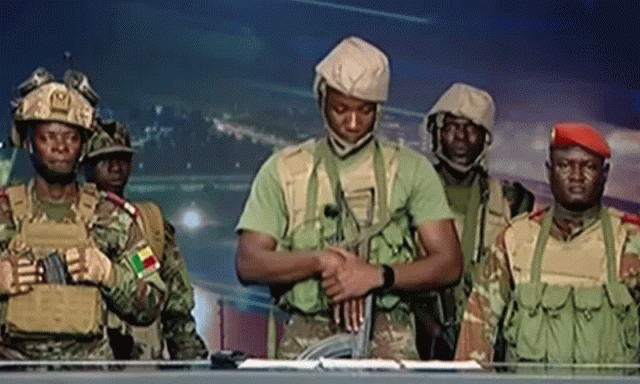 براہ راست ٹی وی نشریات کے دوران فوجیوں کا اسٹوڈیو میں داخل ہوکر مارشل لا لگانے کا اعلان