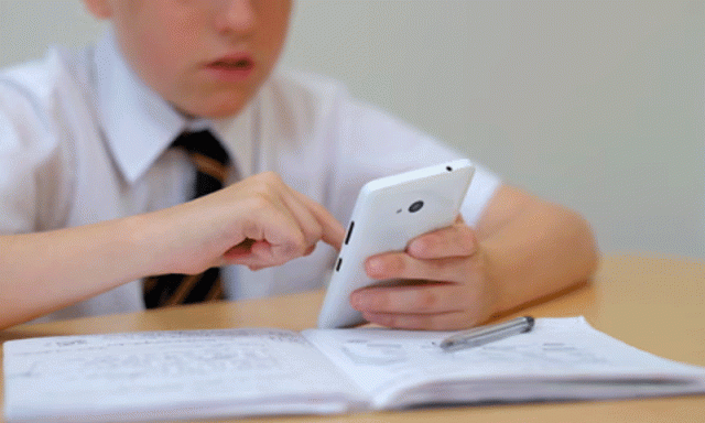 طلبا کے اسمارٹ فونز استعمال کرنے پر سخت پابندی عائد، اسکول میں فون لاک کرانا لازمی