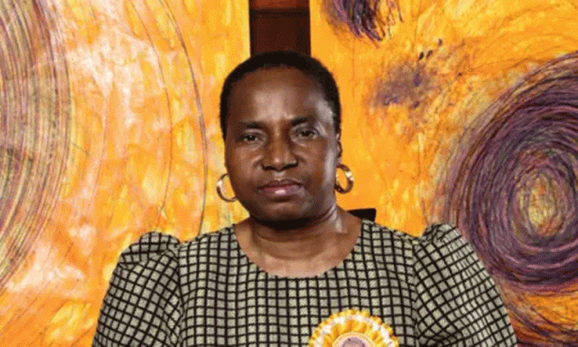 برطانوی نائجیرین فنکار نینا کالو آٹسٹک اور قوت گویائی سے محروم ہونے کے باوجود ٹرنر پرائز جیتنے والی پہلی خاتون بن گئیں