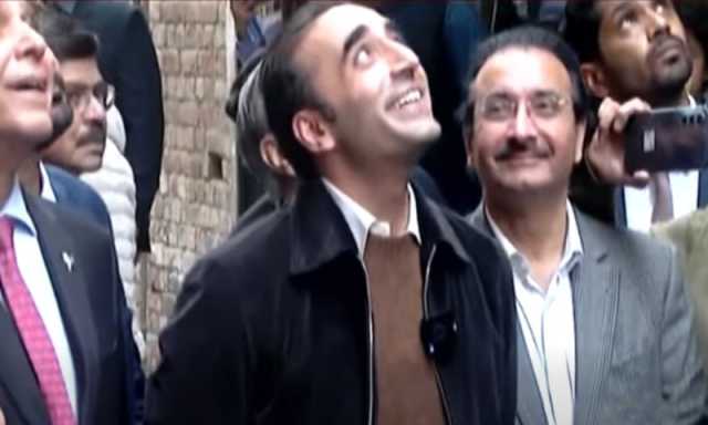 سیاست نہیں ہماری بات کریں، بالکونی میں کھڑی خاتون اور بلاول بھٹو کے درمیان دلچسپ مکالمہ